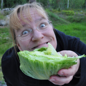 Jag älskar sallad och jag älskar grönsaker. Nu håller jag mig till de som växer ovan jord med undantag för en morot om dagen och lite riven morot i Coleslaw till middag.