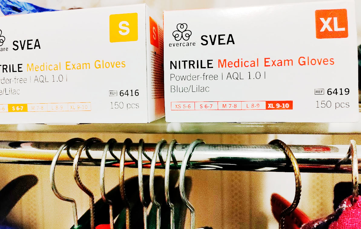 Hanskar på hatthylla