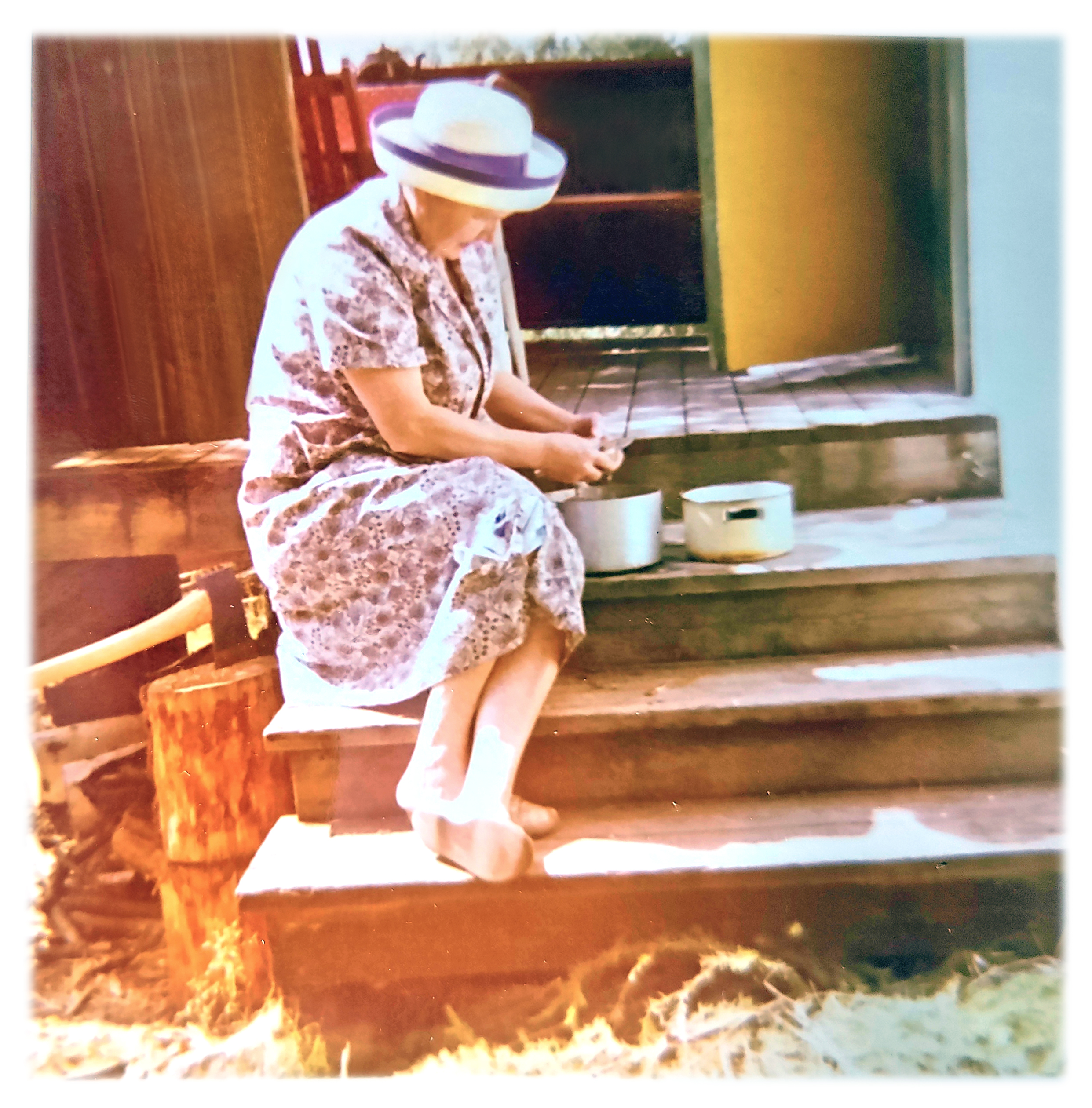 Mormor skalar potatis på trappen i Duvnäs. 