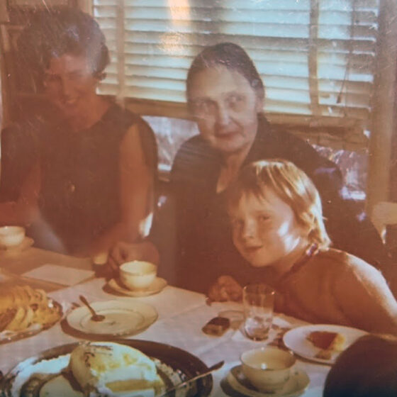 Kalas i Långedrag. Tant Ingrid, morfars kusin, till vänster Mormor Nora och så jag som också vill vara med på foto.