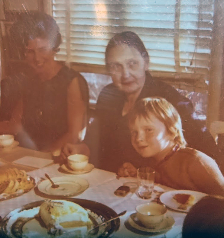 Kalas i Långedrag. Tant Ingrid, morfars kusin, till vänster Mormor Nora och så jag som också vill vara med på foto.